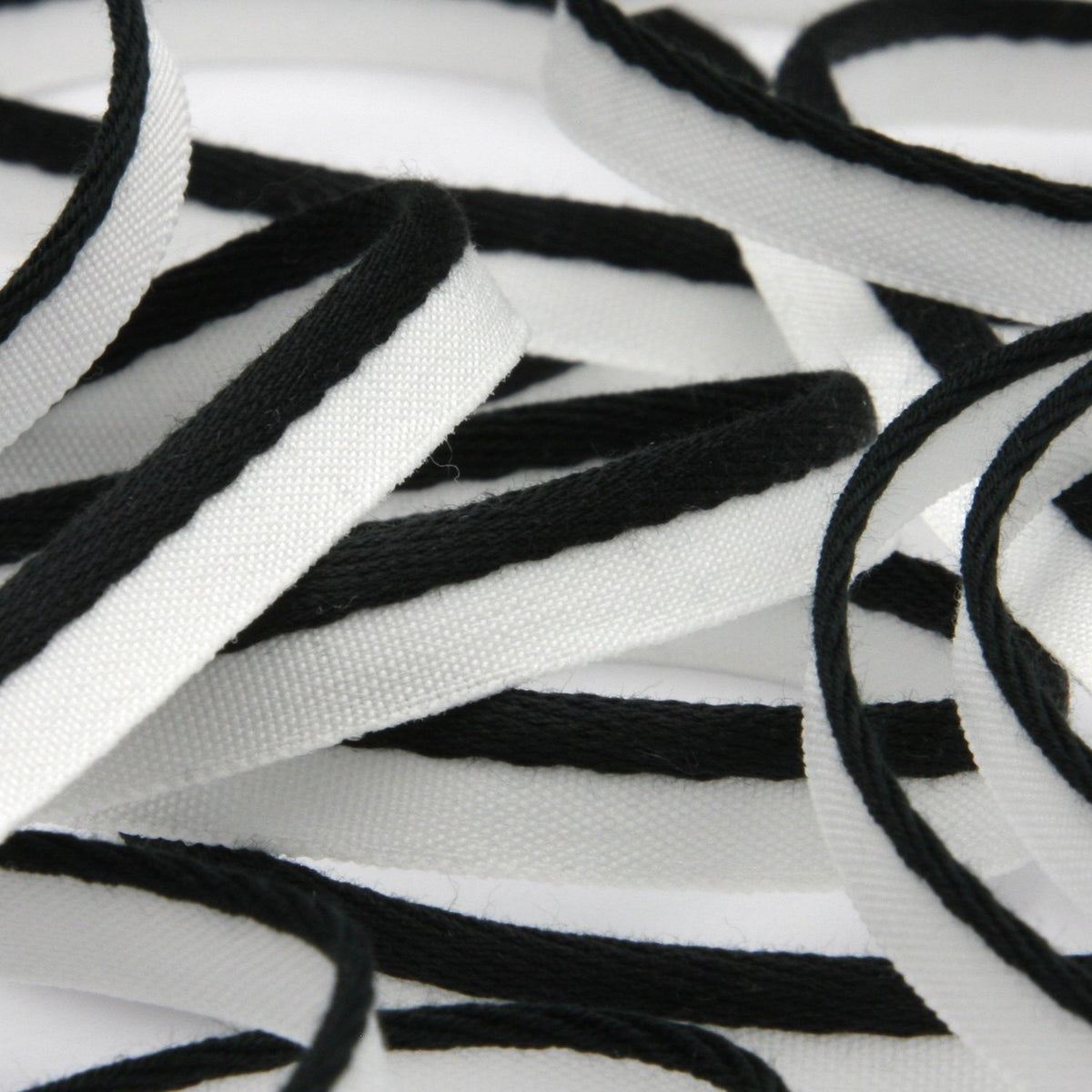 FUJIYAMA RIBBON Bright Piping 7mm 9.14 Meters Roll Black / White